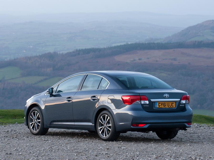  Toyota Avensis Sedan (T270) 2011 года  (UK) (фото 2 из 18)